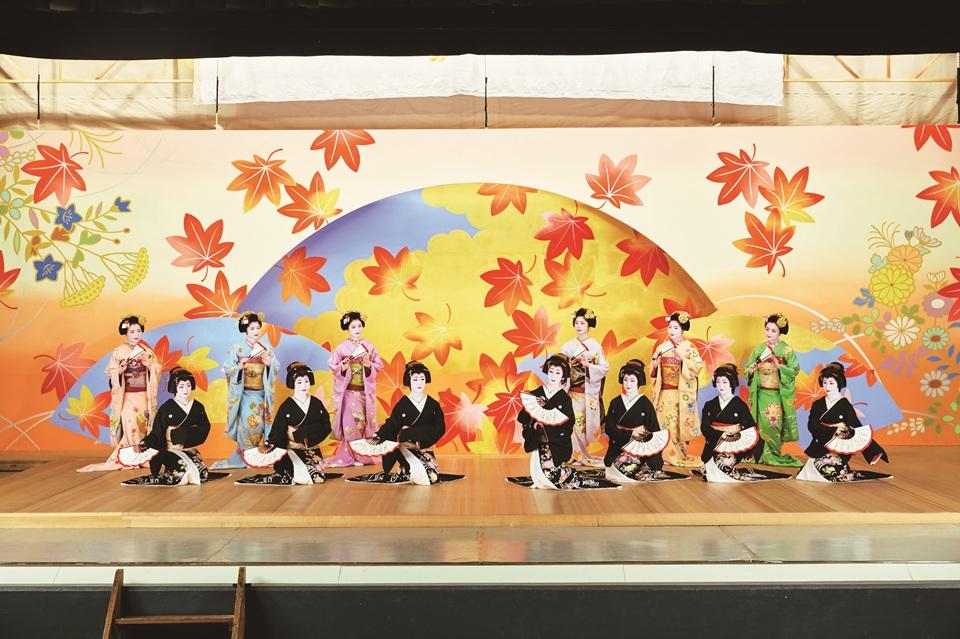 Voir les geiko de Gion Higashi danser, le seul spectacle d'automne des cinq hanamachi
